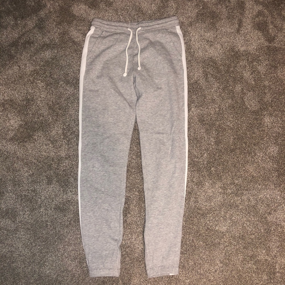 gray sweatpants